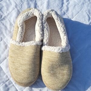 Ladies wool lined Isotoner slippers, sz 9, NWOT